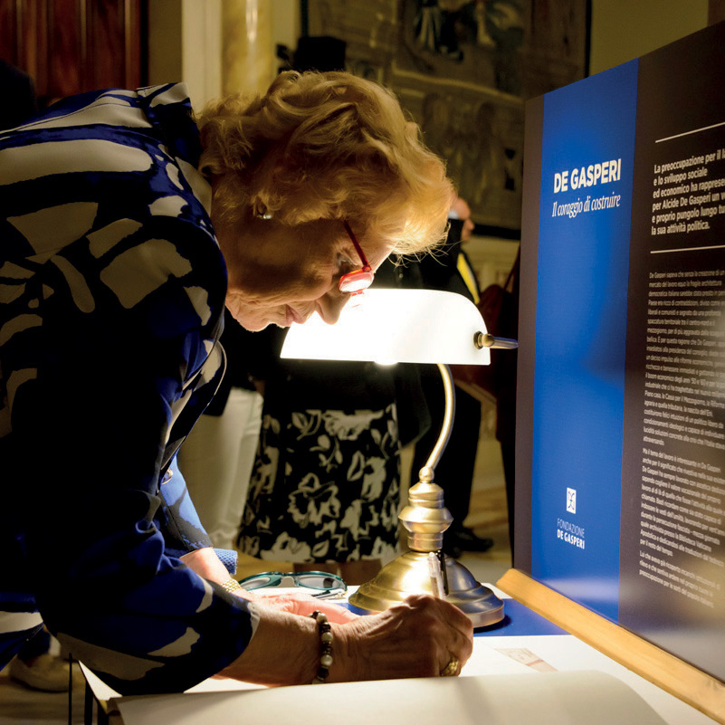 Maria Romana De Gasperi firma il libro visite ad una delle mostre didattiche della Fondazione